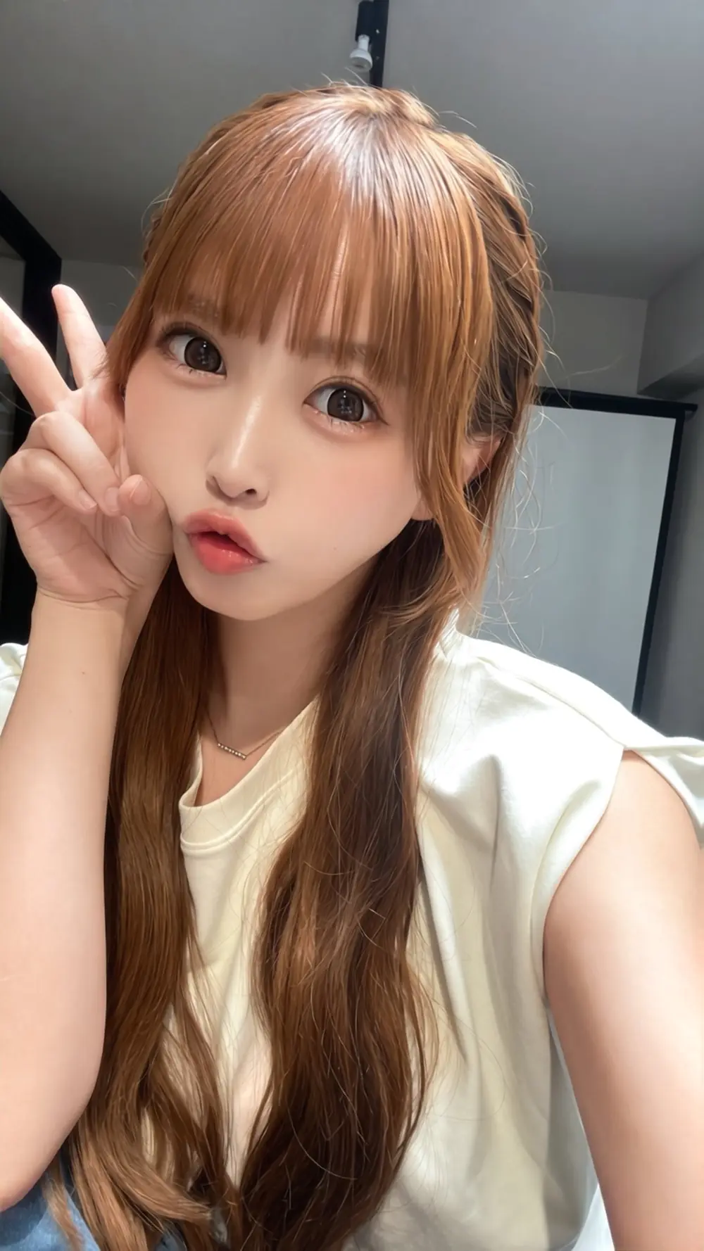 Yuuka Waraku ถ่ายภาพเซลฟี่ในเสื้อสีขาว