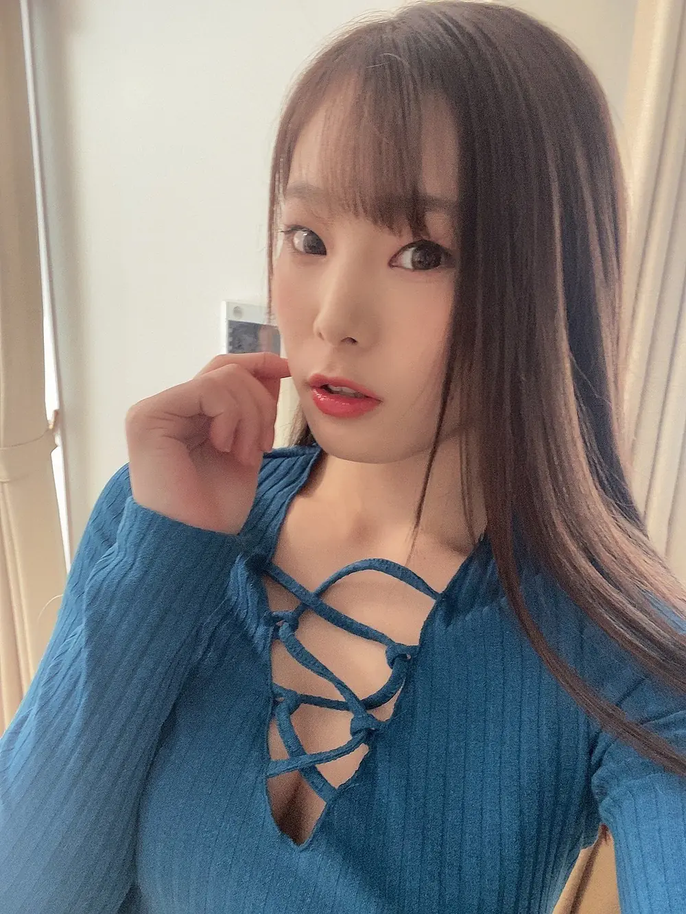 Rino Yuki ในภาพบุคคลเดี่ยวสวมเสื้อสีน้ำเงิน