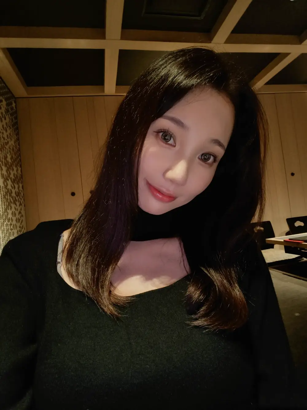 Mirei Shirakawa สวมเสื้อสีดำถ่ายภาพภายในสถานที่จัดงาน