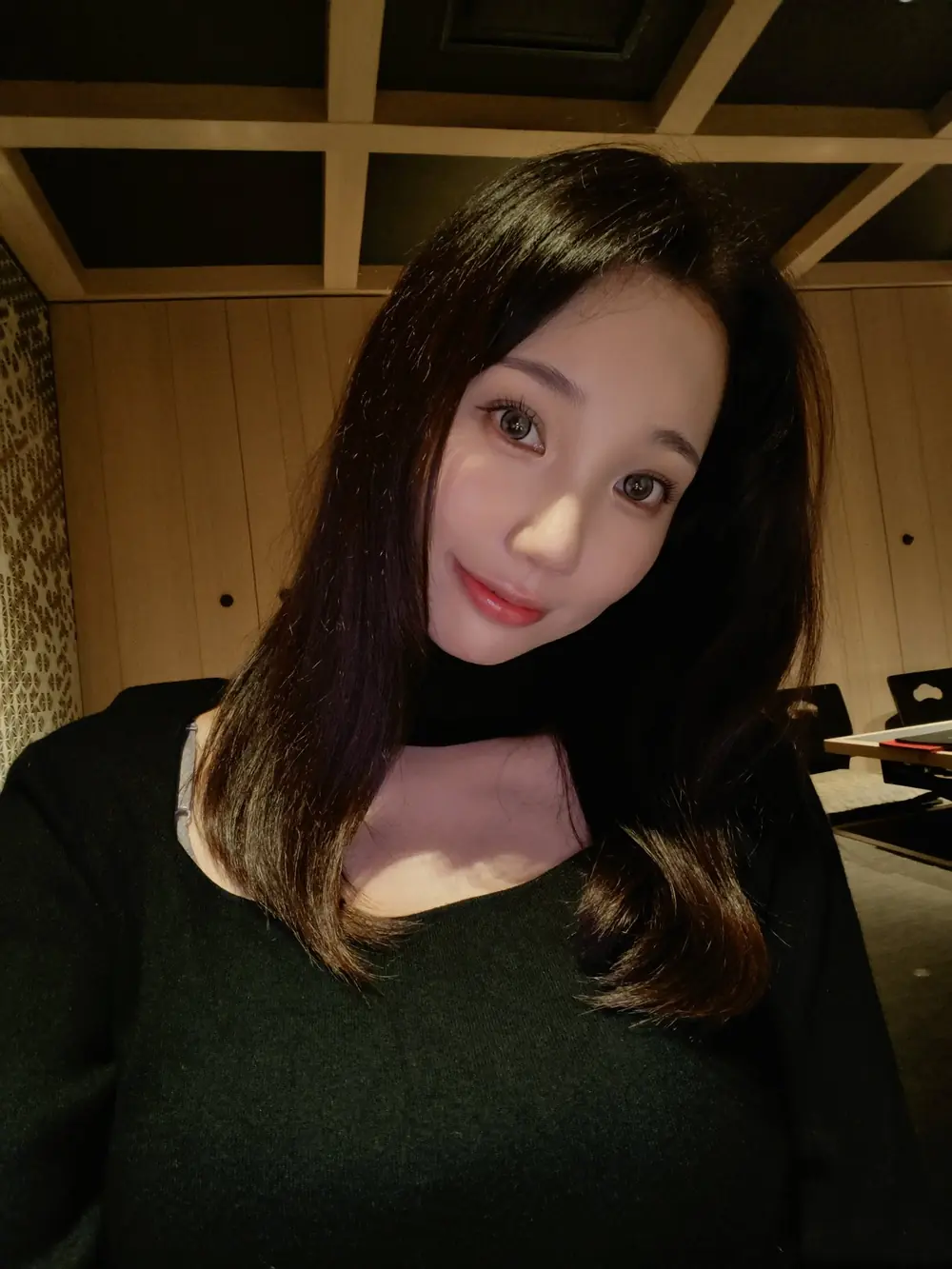 Mirei Shirakawa ถ่ายภาพระยะใกล้ในเสื้อสีดำ