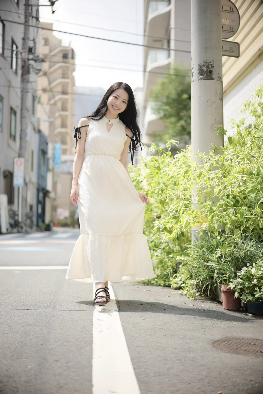 Yuri Yamada สวมชุดสีขาวเดินถ่ายภาพกลางแจ้ง