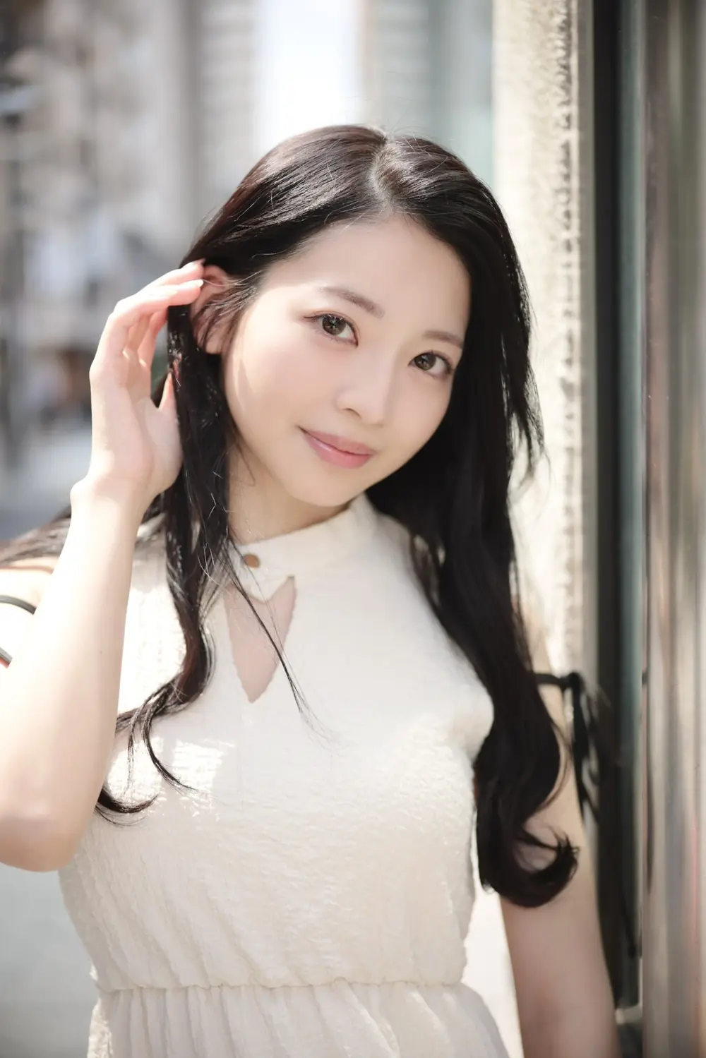 Yuri Yamada สวมเสื้อสีขาวถ่ายภาพริมหน้าต่าง