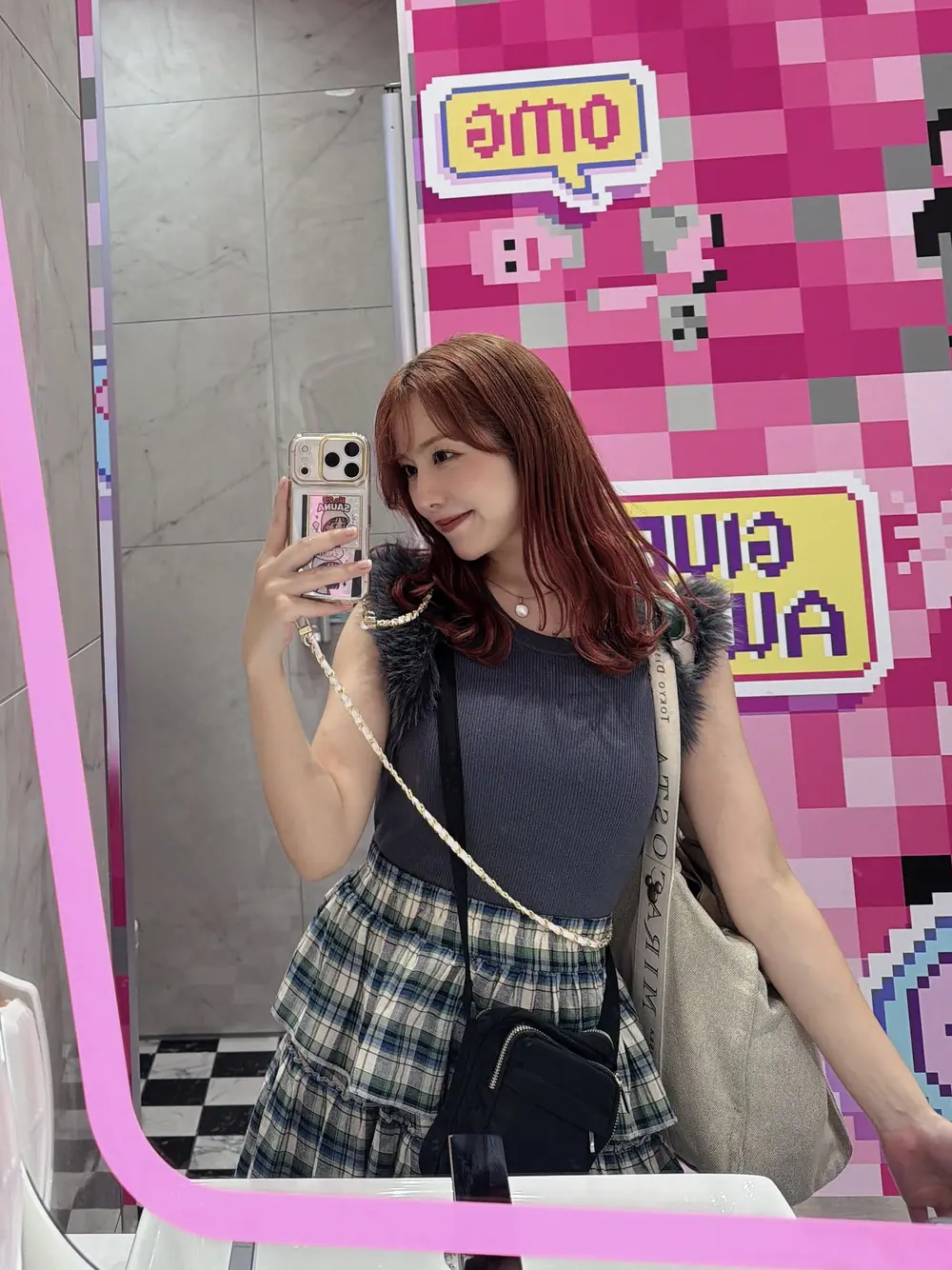Aimi Yano ถ่ายภาพในงานอีเวนต์พร้อมถือของที่ระลึก