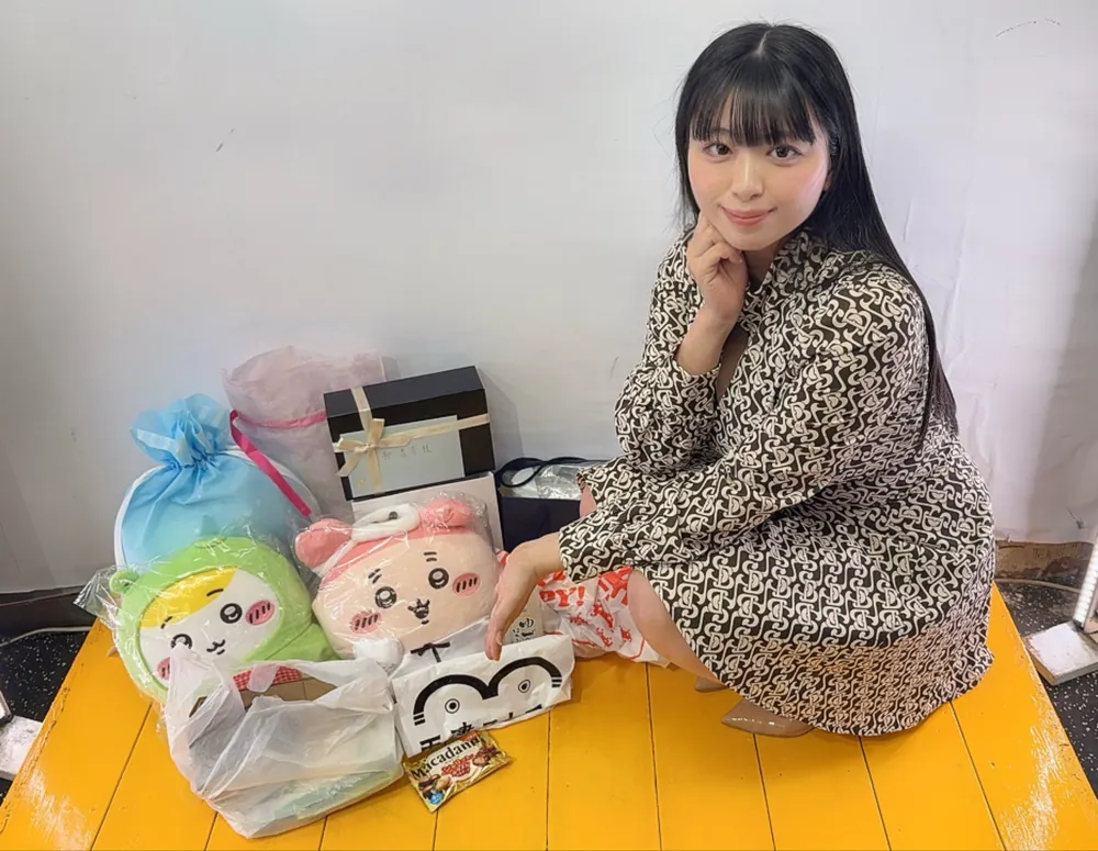 Anna Hanayagi นั่งท่ามกลางของขวัญจากงาน Natural High