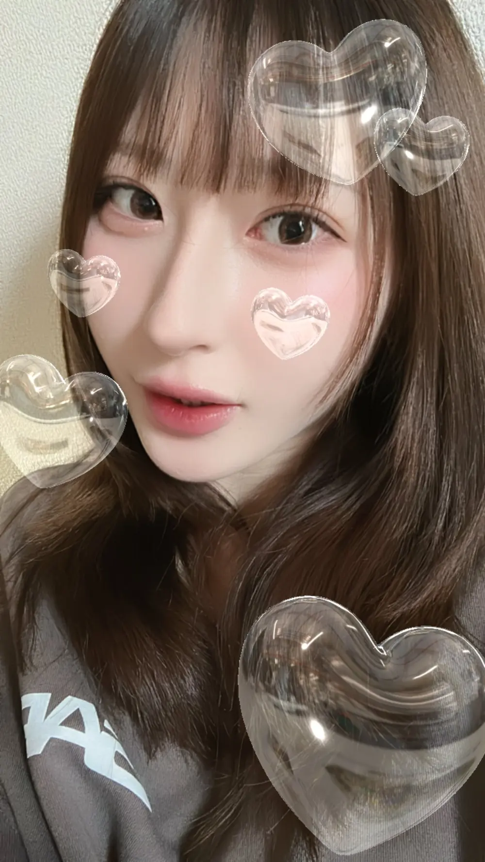 Aoi Ichinose ถ่ายเซลฟีพร้อมเอฟเฟกต์รูปหัวใจ