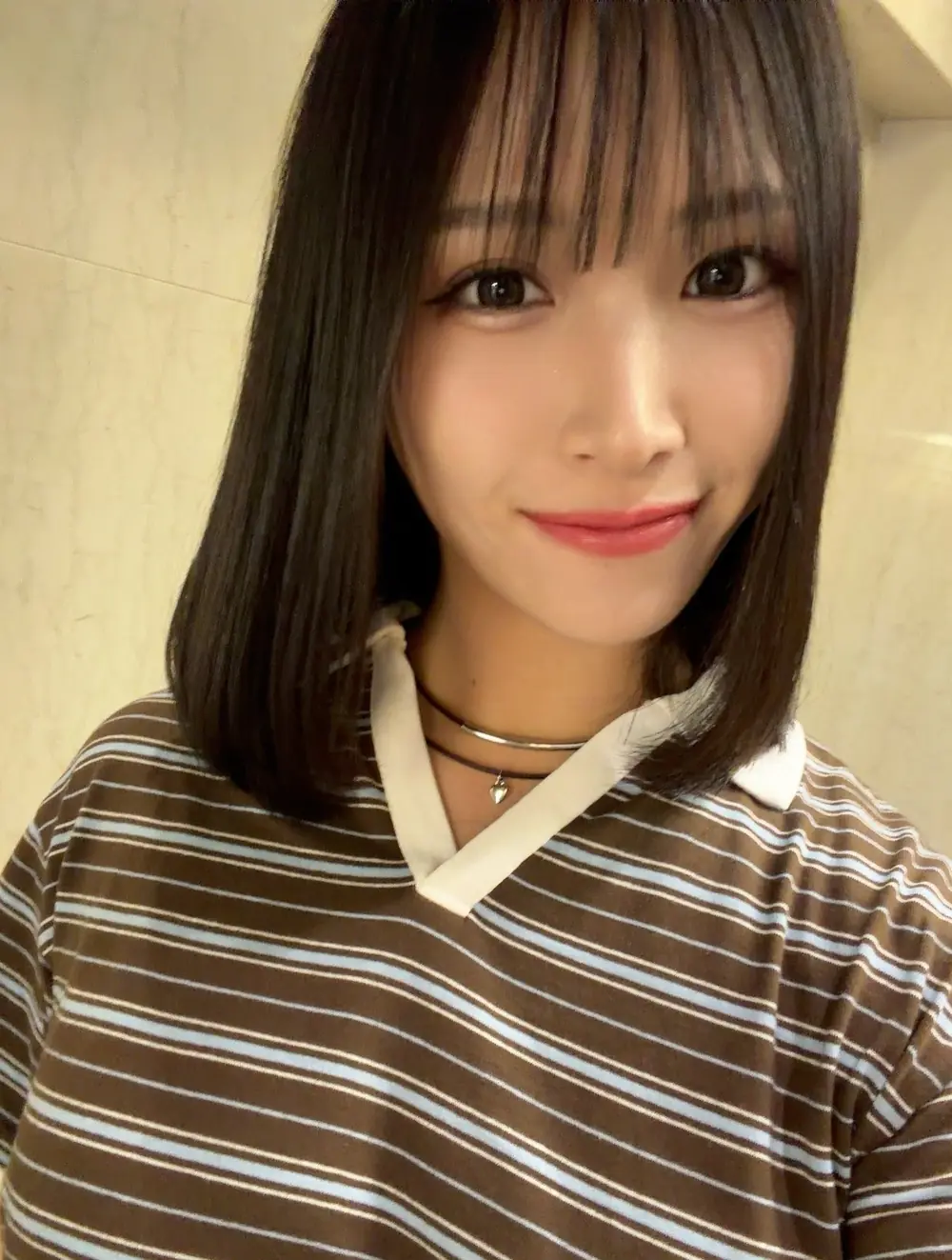 Aya Nanjo สวมเสื้อแขนยาวลายทางถ่ายภาพในห้อง