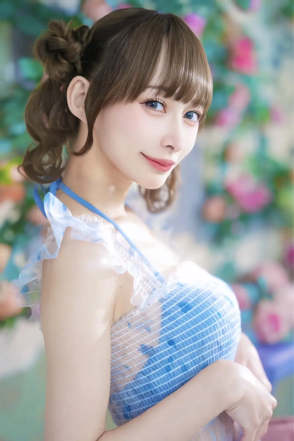 Hana Alice สวมชุดสีฟ้าถ่ายภาพระยะใกล้