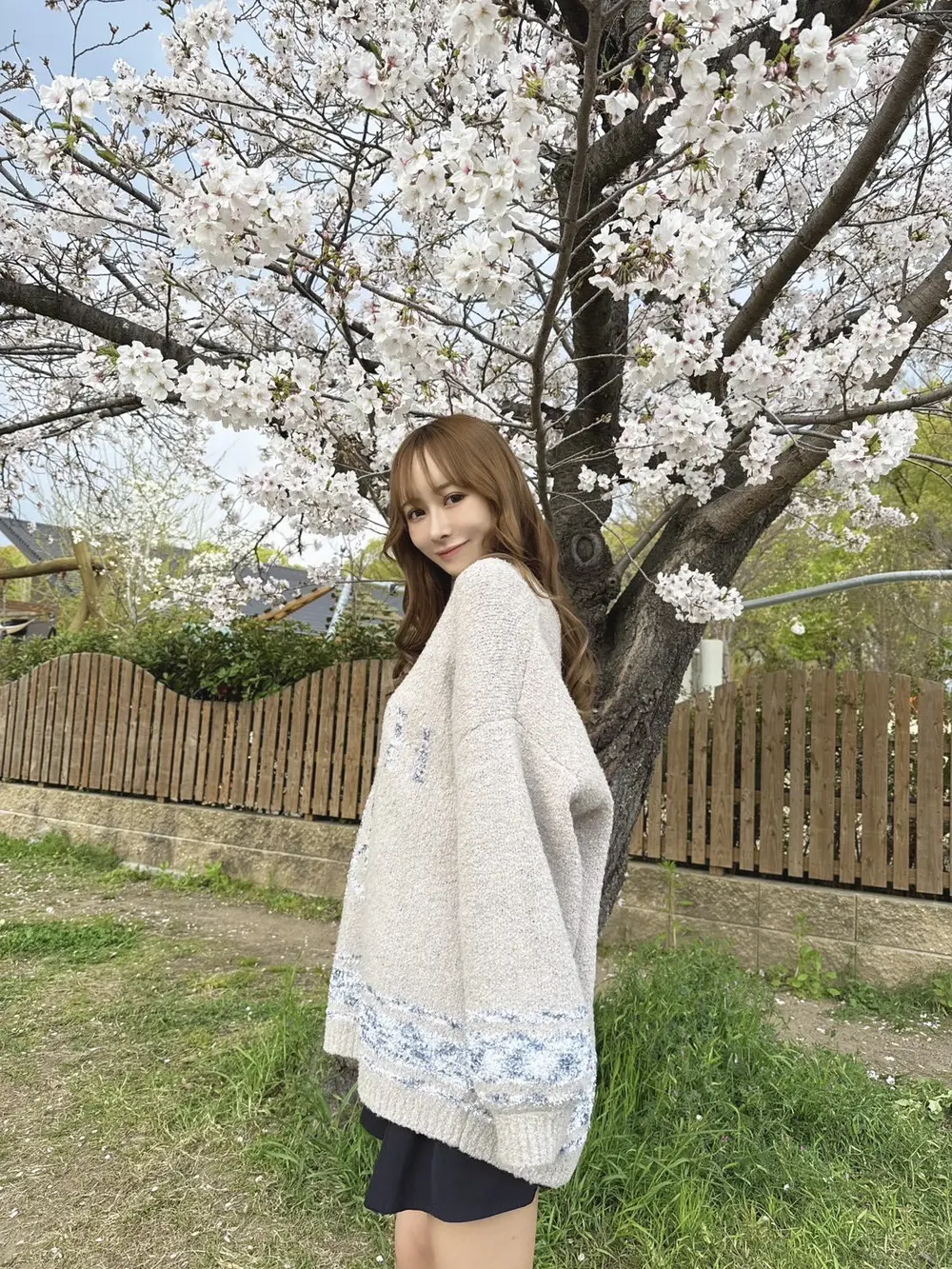 Hana Alice ยืนใต้ต้นซากุระในสวน