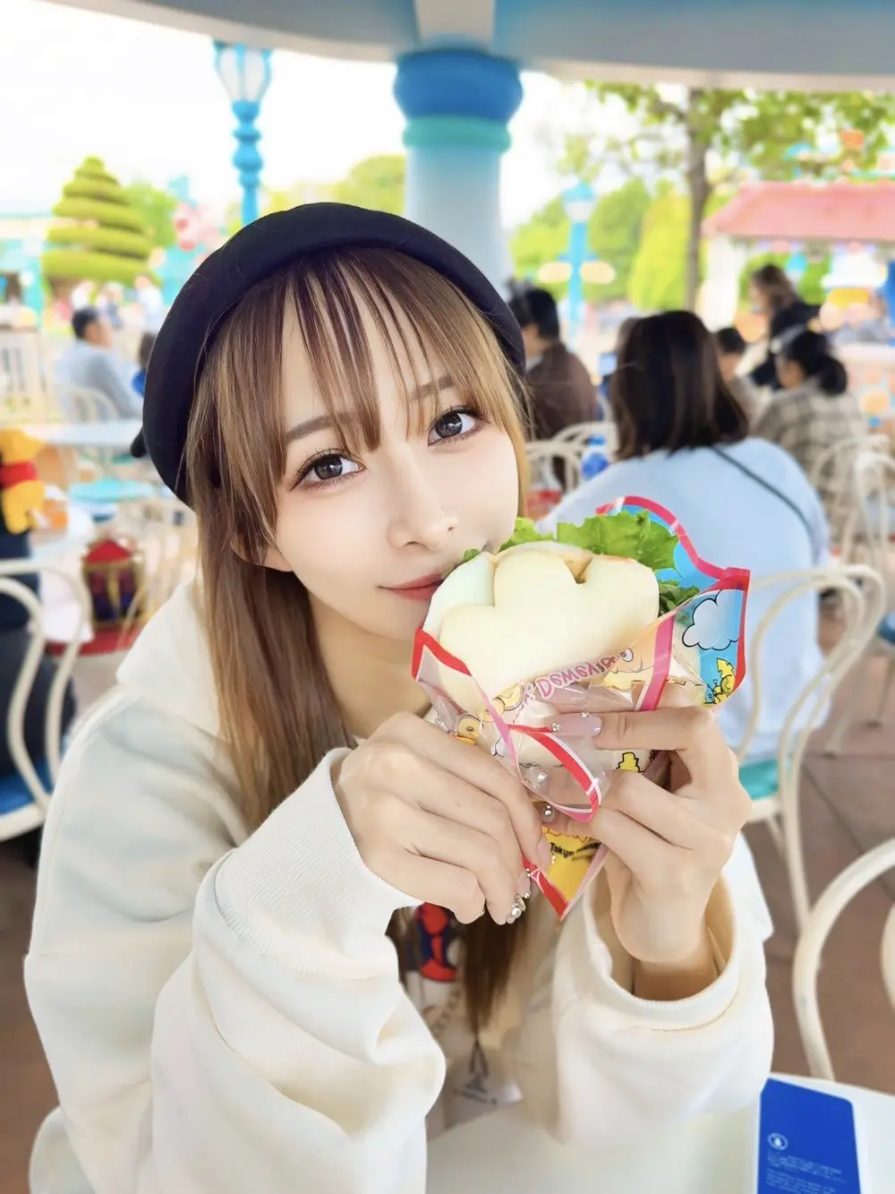 Hana Alice ถือขนมถ่ายภาพในบรรยากาศกลางแจ้ง