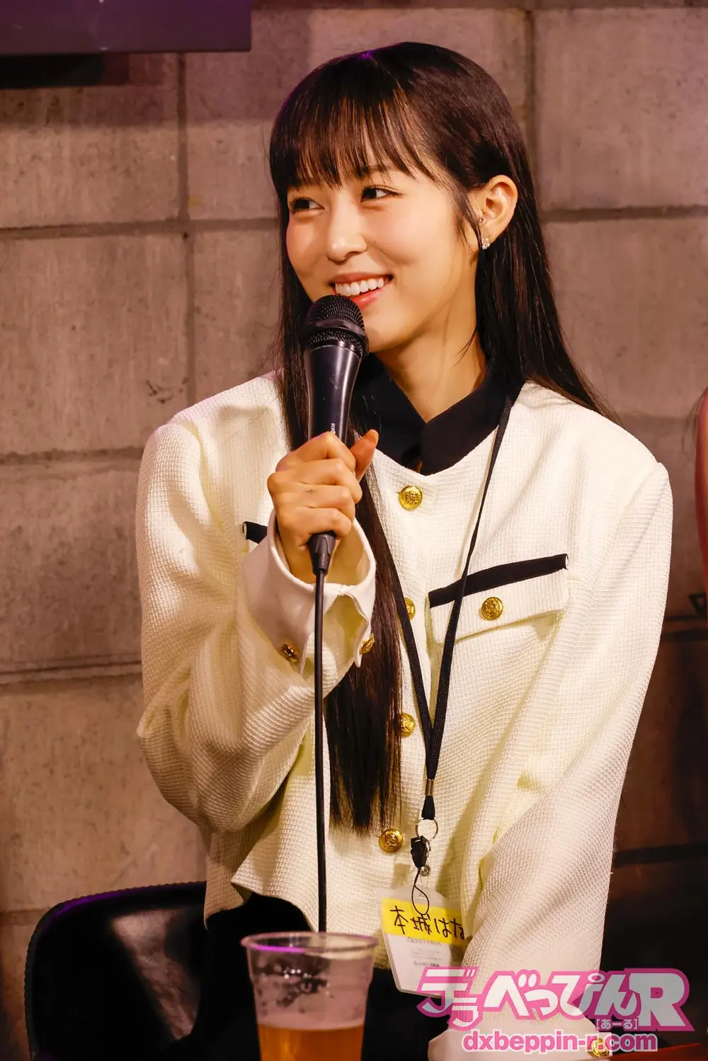 Hana Honjo ถือไมโครโฟนร่วมพูดคุยในงานอีเวนต์