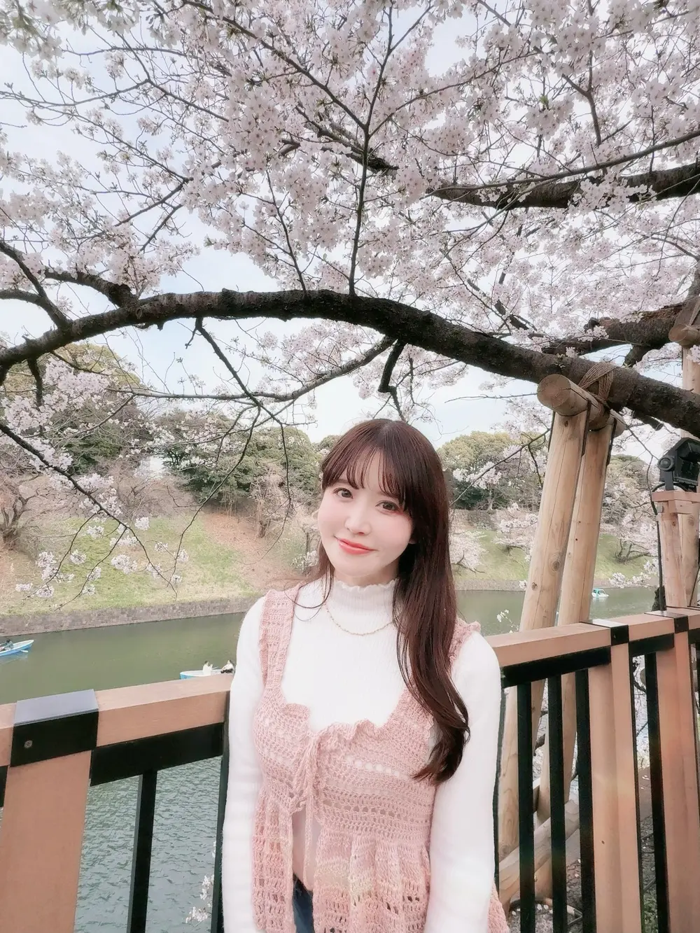 茉莉ひめかชมดอกซากุระริมสระน้ำ