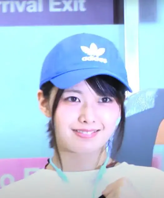 Hinata Koizumi สวมหมวกสีน้ำเงินในงานอีเวนต์