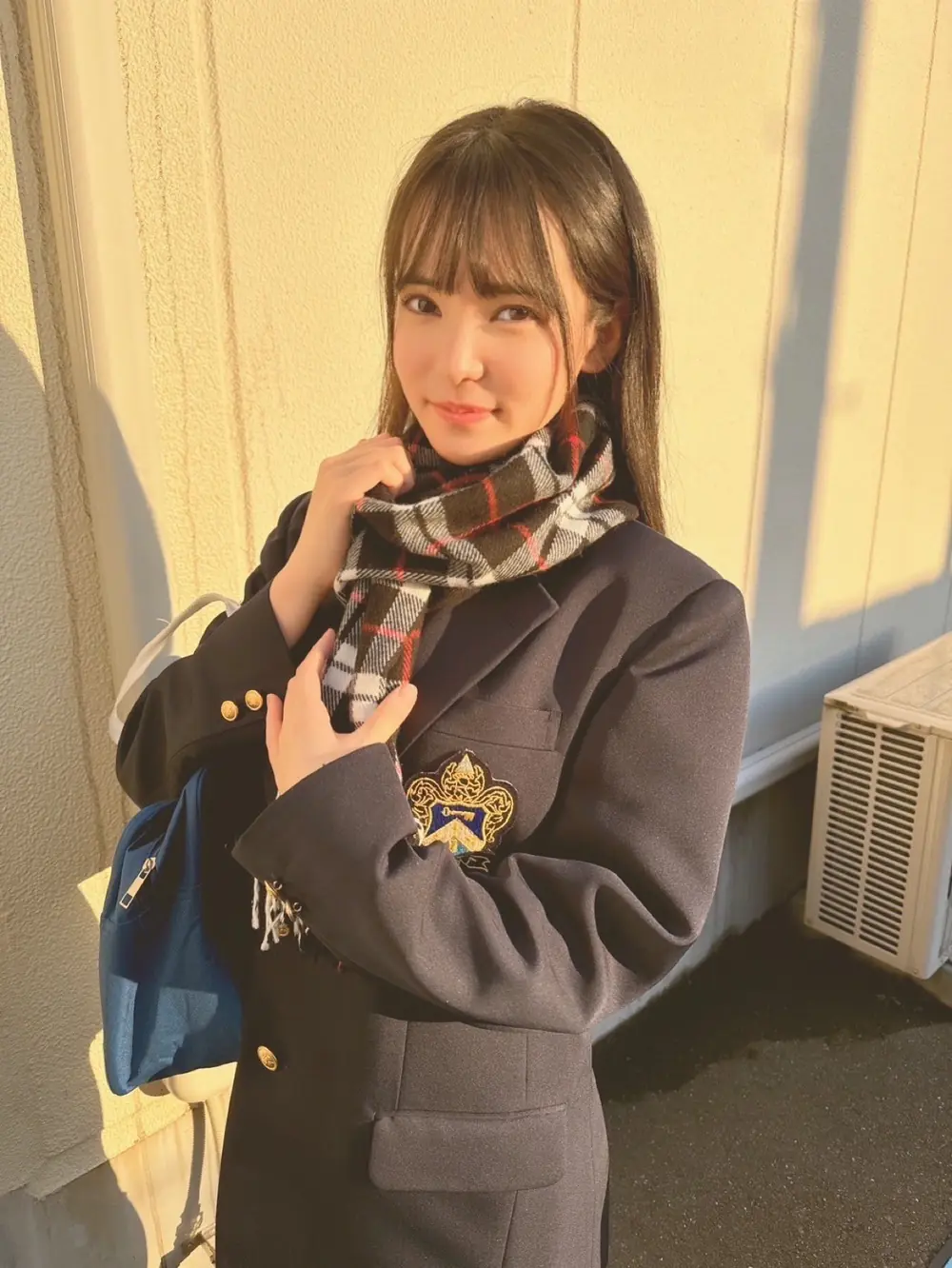 Hiyori Nozaka สวมเสื้อแจ็กเก็ตสีเข้มถ่ายภาพในห้อง