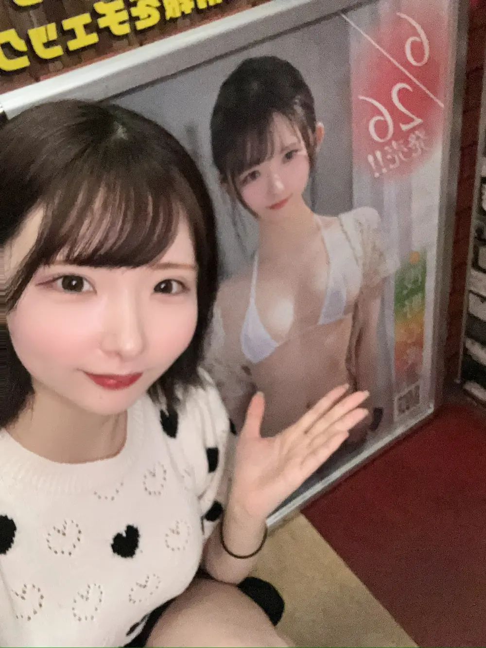 Kokoa Asano ในงานเปิดตัวข้างโปสเตอร์กิจกรรม