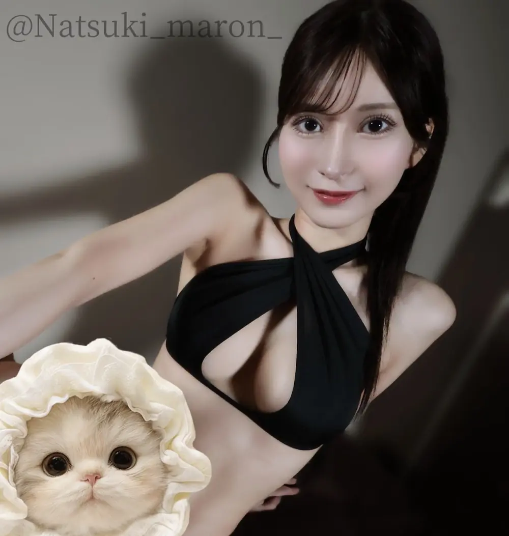 Maron Natsuki สวมชุดสีดำและถือหมอนรูปแกะแฟนซี