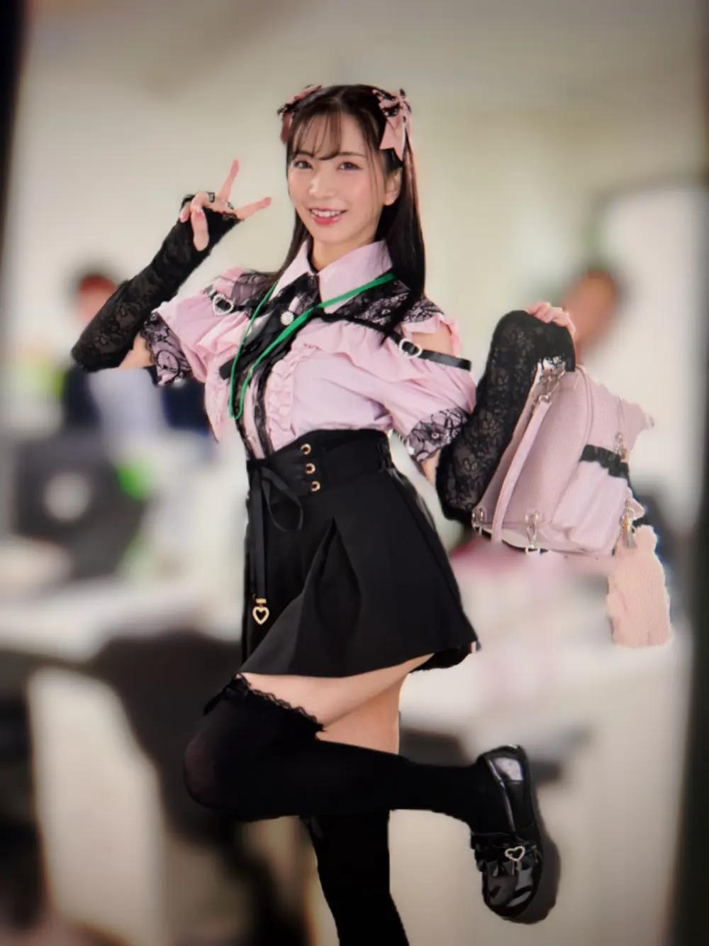 Mayu Suzuki ในชุดสีชมพูดำระหว่างกิจกรรมถ่ายทำ