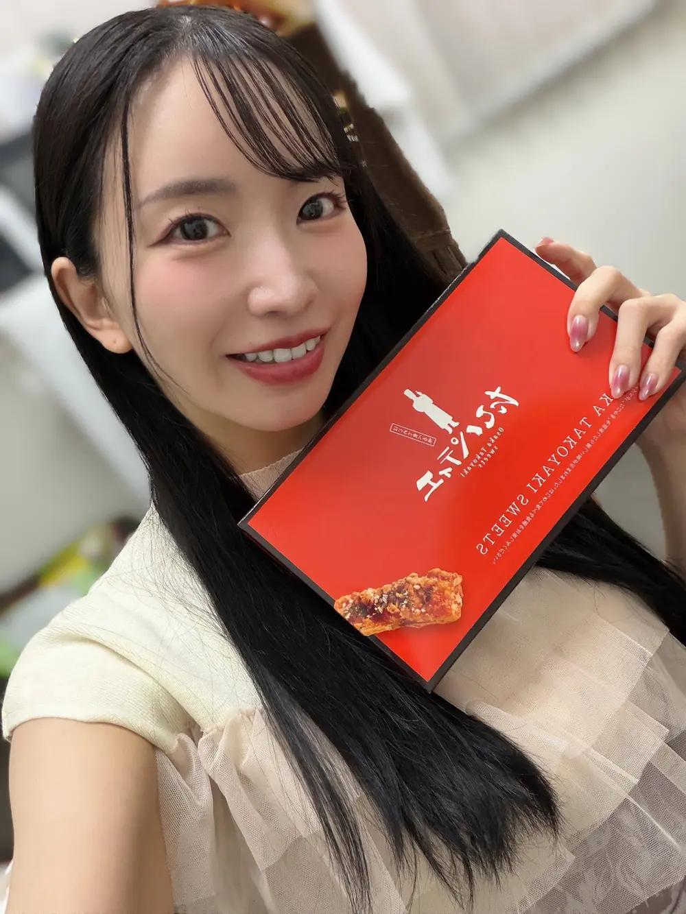 Mayu Suzuki ถือกล่องสีแดงในลุคเสื้อผ้าสีอ่อน