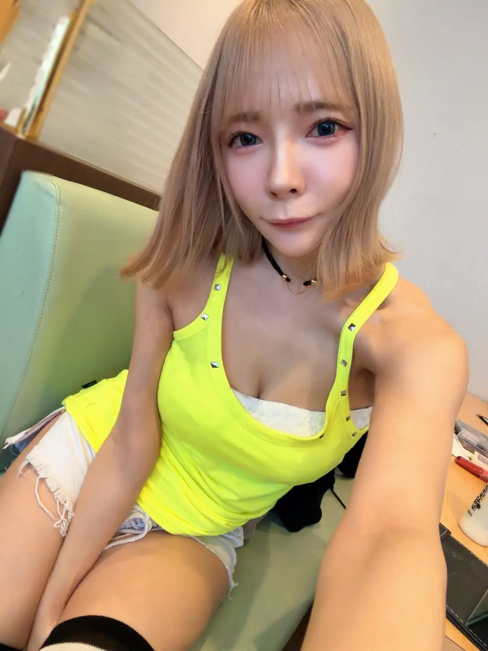 Mio Ichijo สวมเสื้อสีเหลืองสดและกางเกงขาสั้น