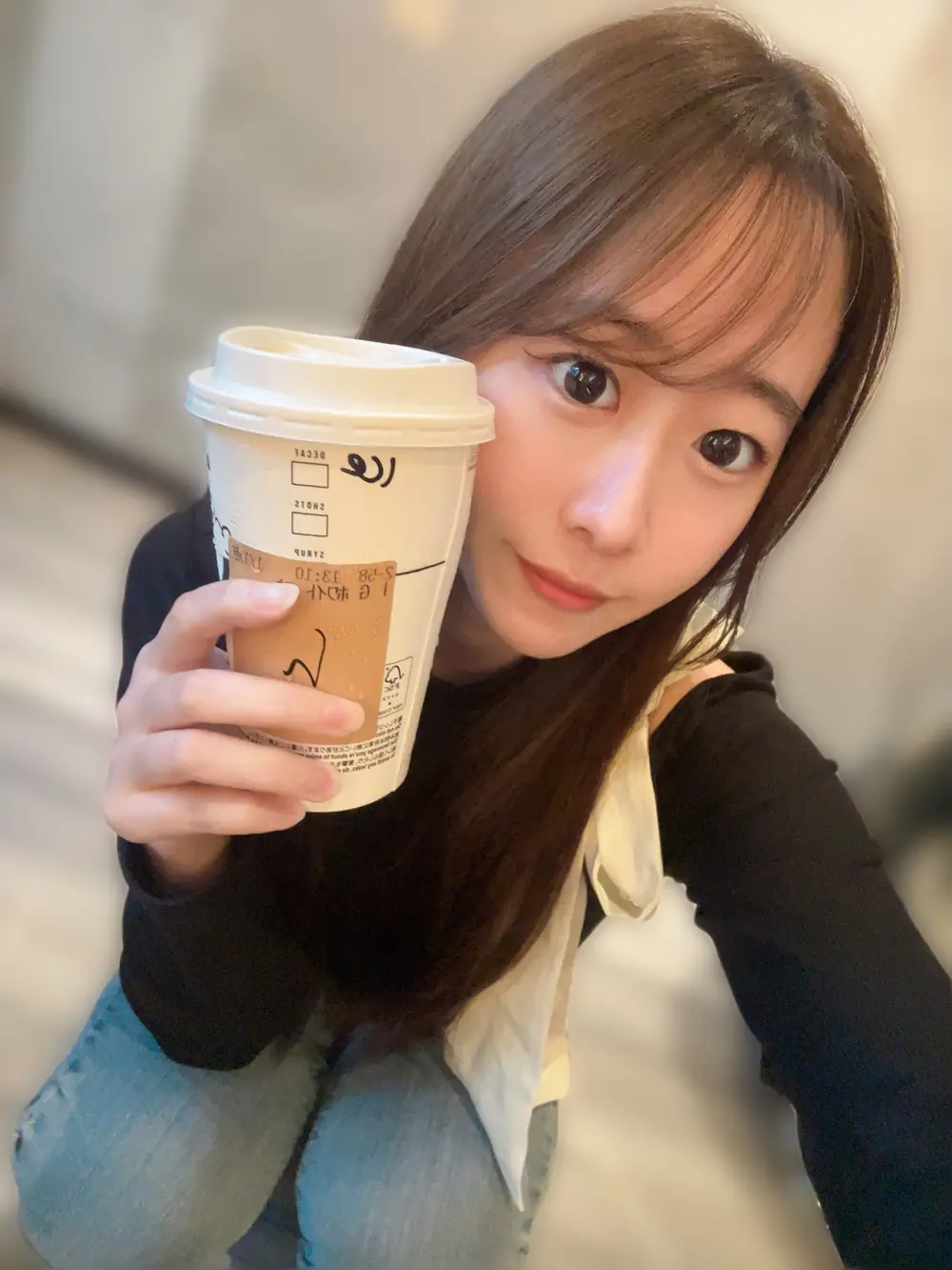 Mizuki Igarashi ถือแก้วกาแฟในภาพไลฟ์สไตล์
