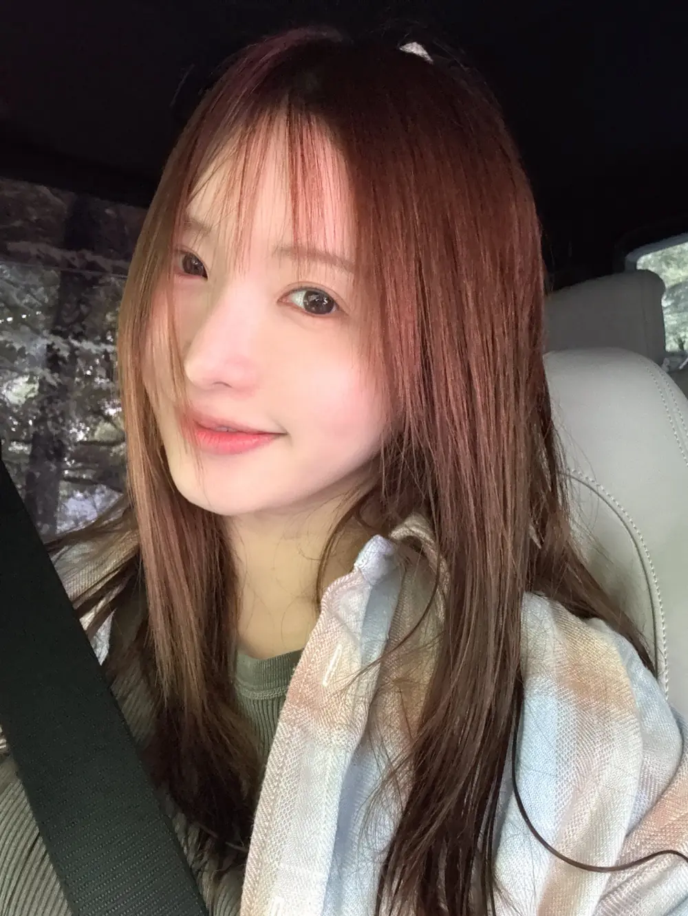 Moe Amatsuka ถ่ายภาพเซลฟีขณะผมเปียกและสวมเสื้อเชิ้ต