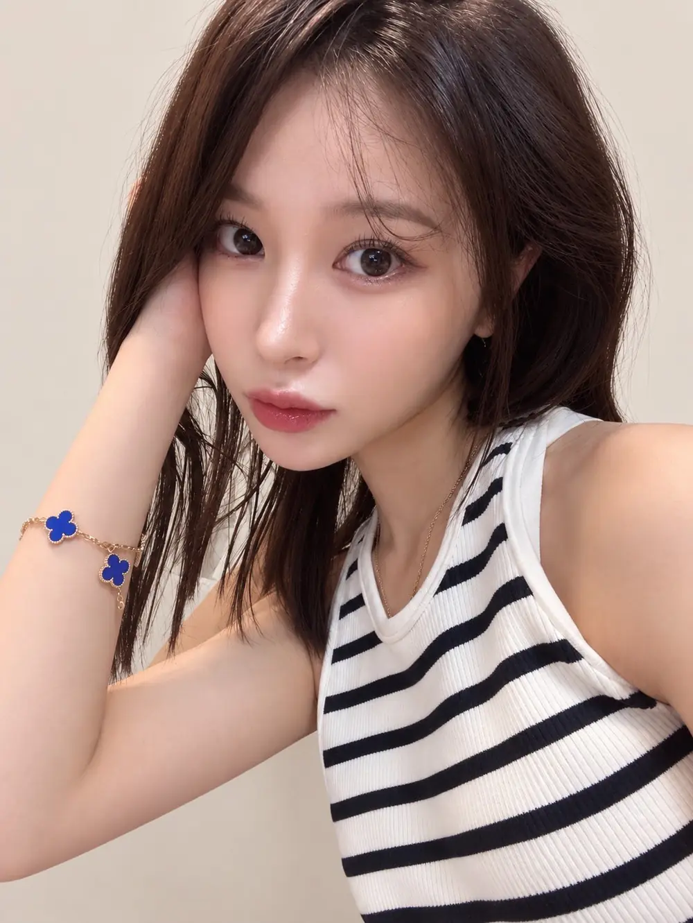Nami Shiraishi สวมเสื้อแขนกุดลายทางสีขาวดำ