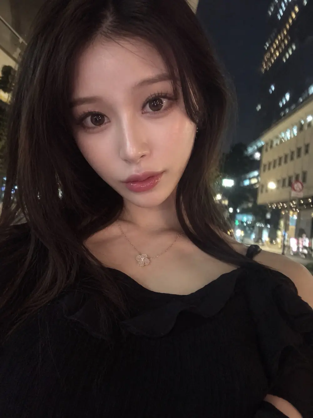 Nami Shiraishi สวมเสื้อสีดำถ่ายภาพกลางแจ้งยามค่ำคืน