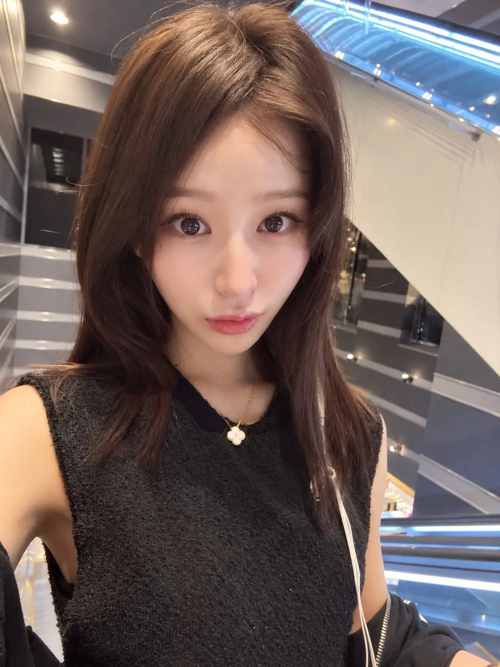 Nami Shiraishi สวมเสื้อแขนกุดสีดำในบรรยากาศห้างสรรพสินค้า