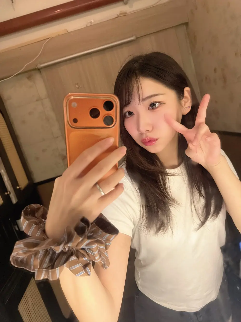 Natsuki Mizukawa ถ่ายภาพเซลฟี่ในชุดเสื้อสีขาว