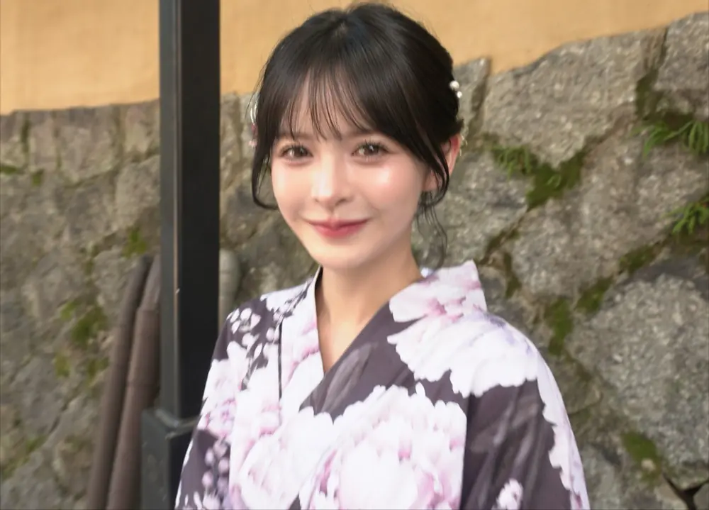 Ran Kamiki สวมชุดยูกาตะถ่ายภาพกลางแจ้ง