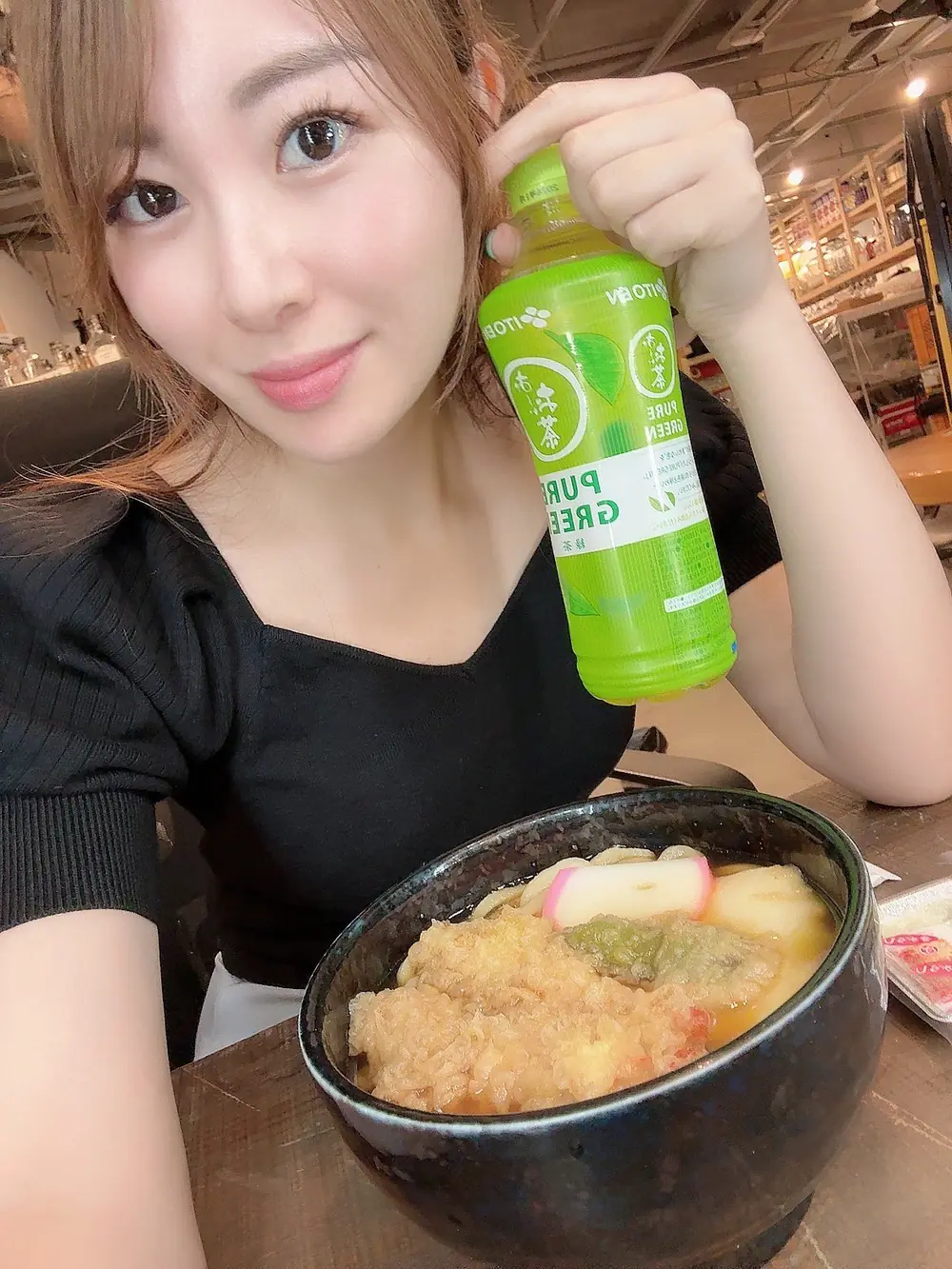 Rena Munakata ในร้านอาหารพร้อมเครื่องดื่ม
