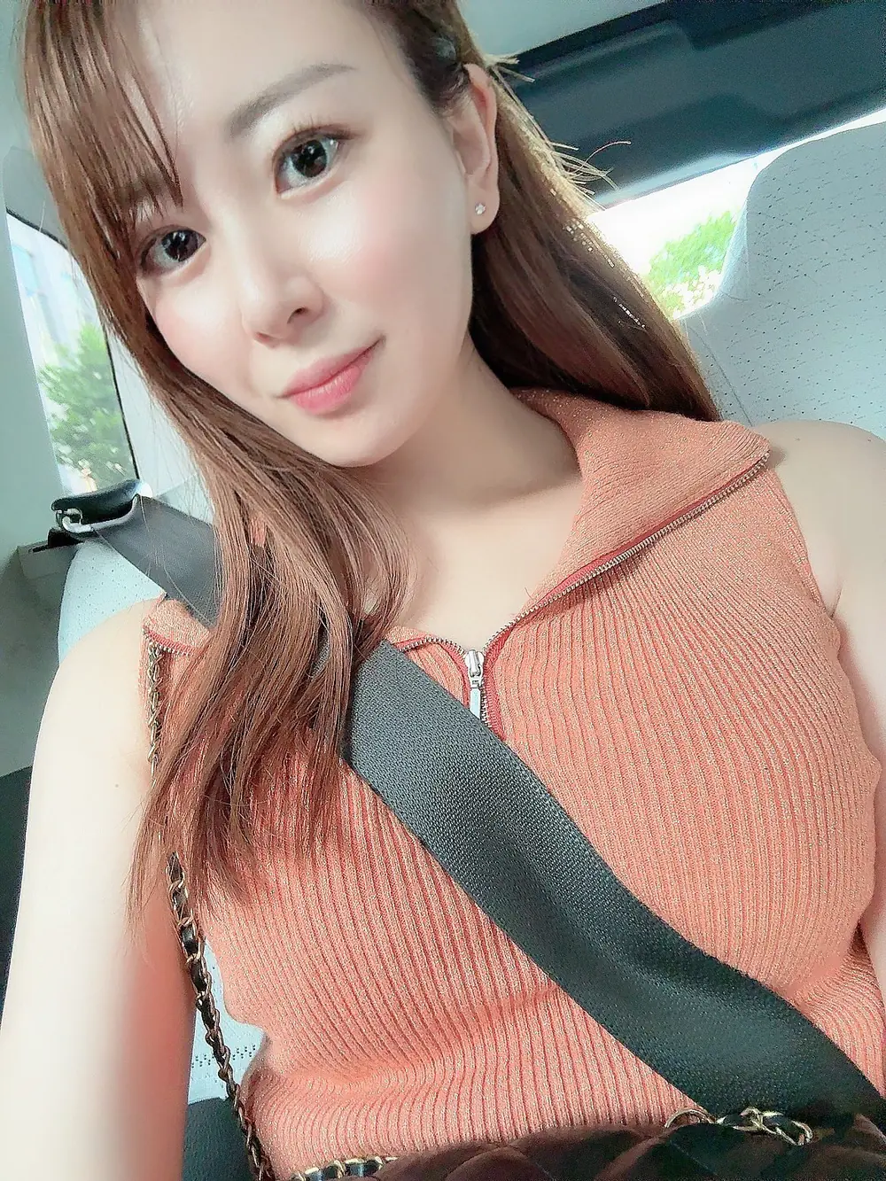 Rena Munakata นั่งอยู่ในรถระหว่างวันกิจกรรม