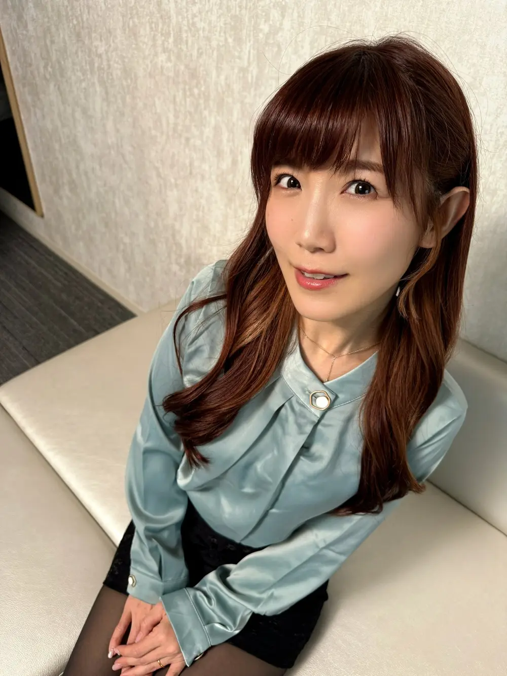 Saki Mizumi ถ่ายภาพพอร์ตเทรตในชุดสีฟ้าภายในห้อง