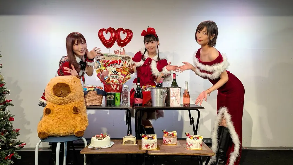 Saki Mizumi และสมาชิก GGG ในชุดคริสต์มาสสีแดงบนเวที
