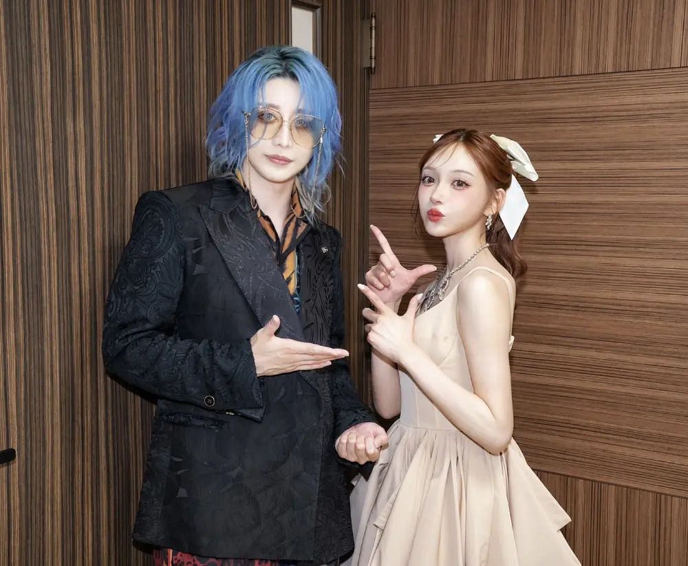 Kirara Asuka ยืนถ่ายภาพร่วมกับแขกรับเชิญในชุดเดรสสีอ่อน