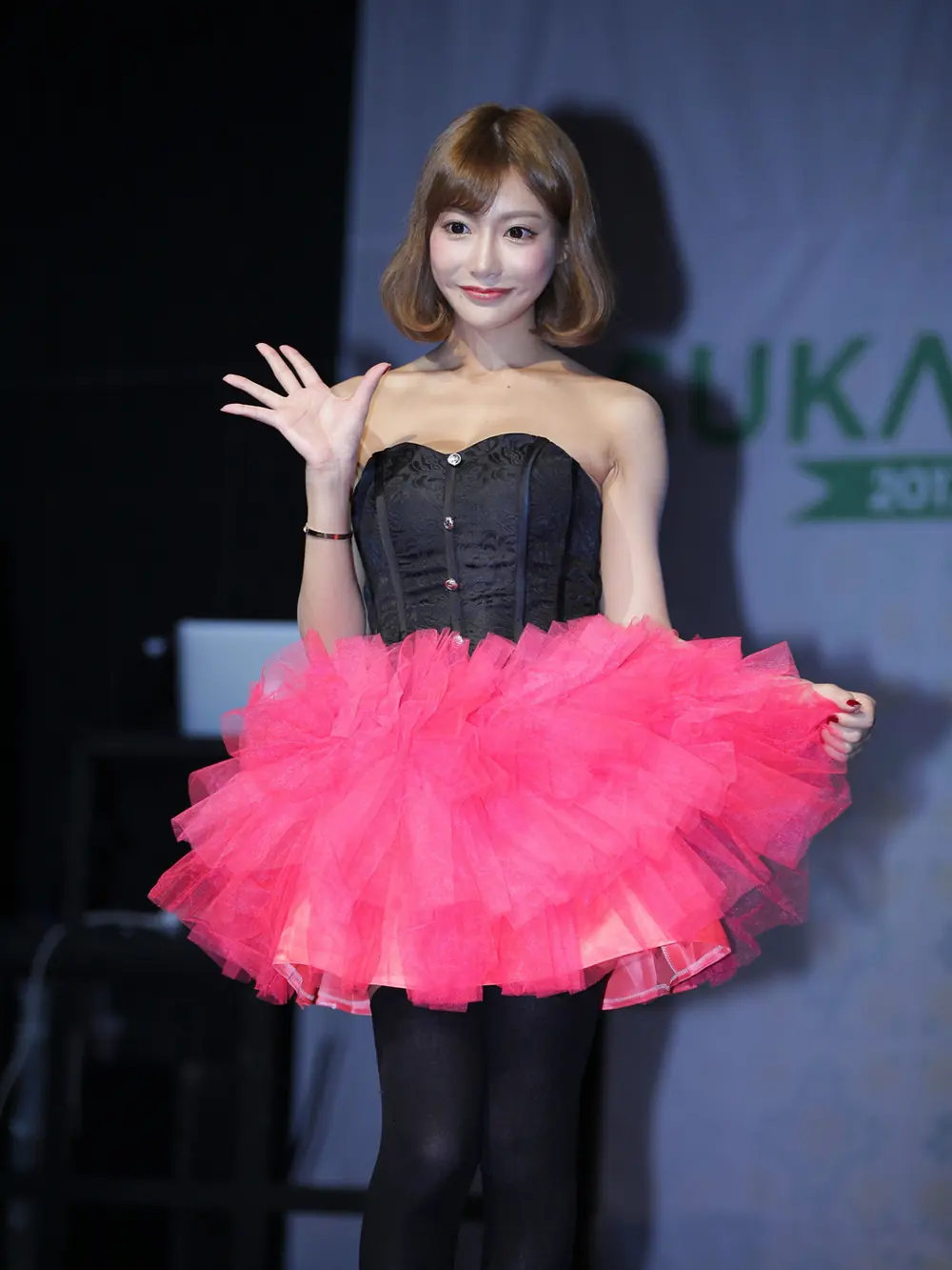 Kirara Asuka สวมชุดสีดำกับกระโปรงฟูสีชมพูบนเวที