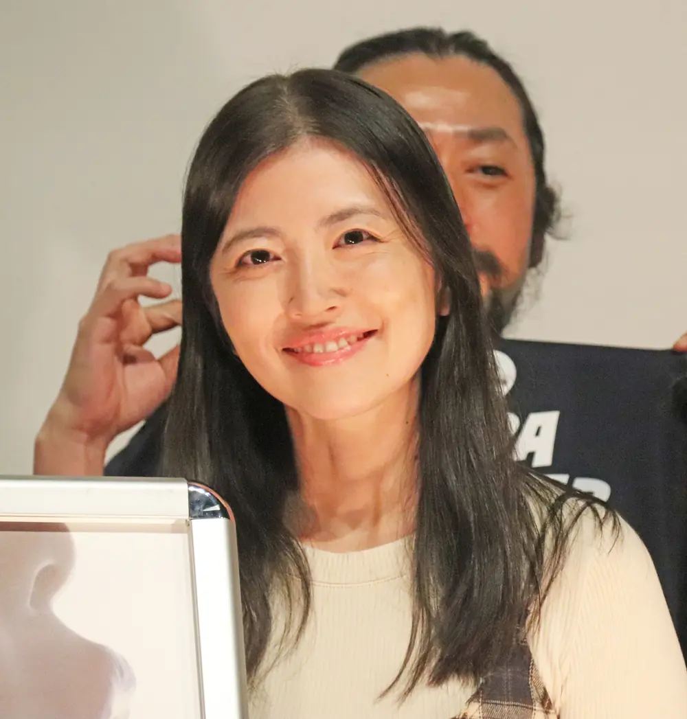 Ririko Kinoshita สวมเสื้อสีครีมในงานพบผู้ชมภาพยนตร์