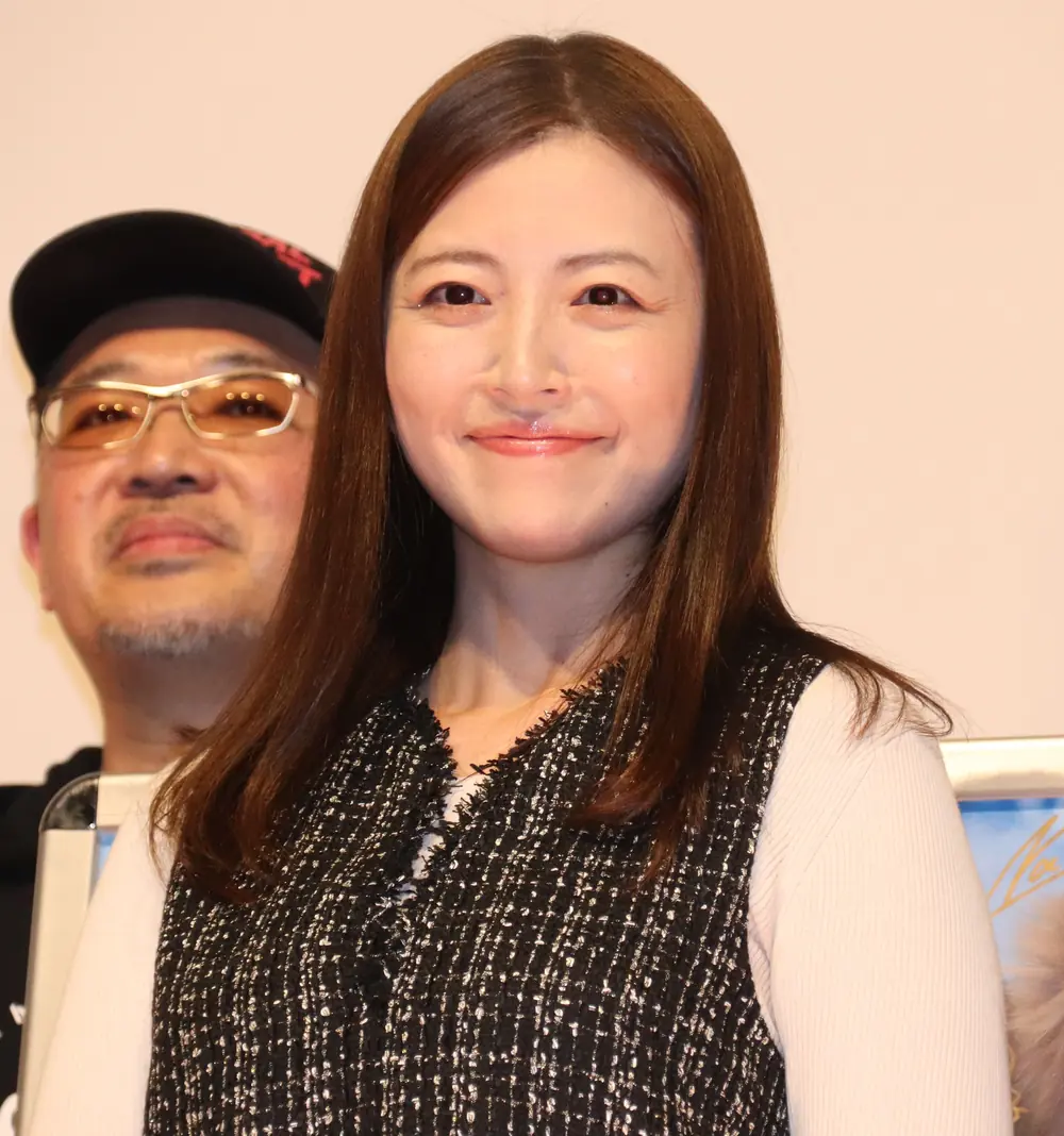 Ririko Kinoshita สวมเสื้อสีขาวกับเสื้อกั๊กลายขาวดำในงานพบผู้ชมภาพยนตร์