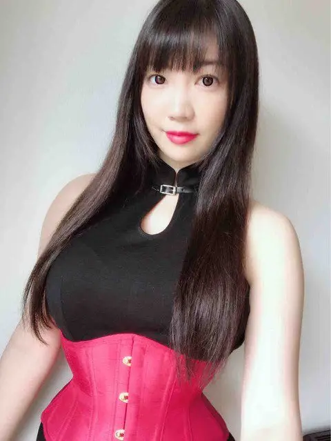 Suzuki Koharu สวมชุดแฟชั่นสีดำและแดงถ่ายภาพบุคคล