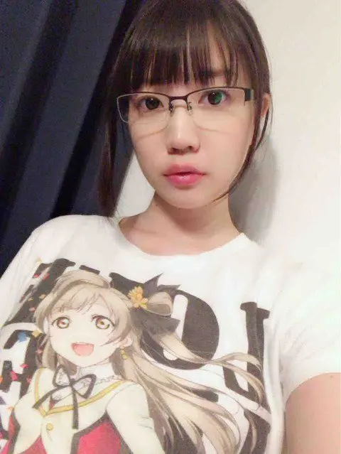 Suzuki Koharu สวมเสื้อยืดลายการ์ตูนและแว่นตาถ่ายภาพตัวเอง