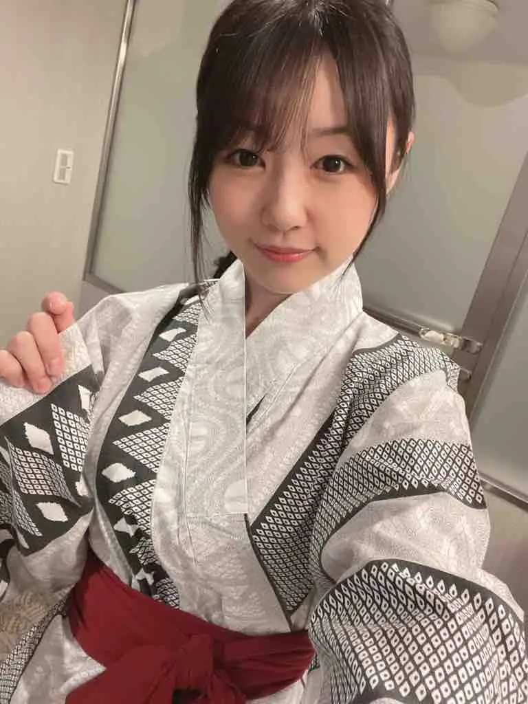 Tsubomi สวมชุดลายญี่ปุ่นระหว่างทริปบัสทัวร์