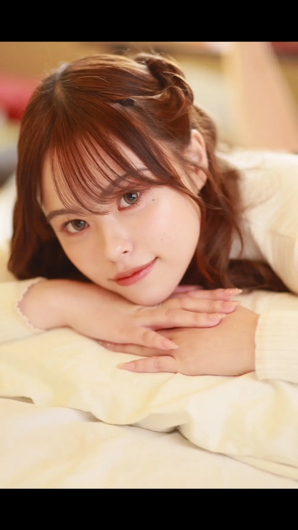 Misaki Karen ถ่ายภาพพอร์ตเทรตในชุดสีขาว
