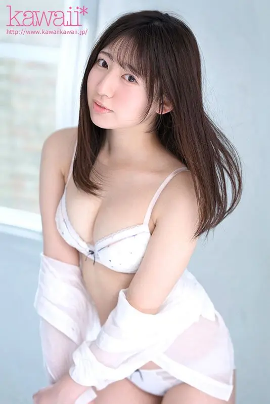 Nono ยิ้มให้กล้องในชุดสีขาว