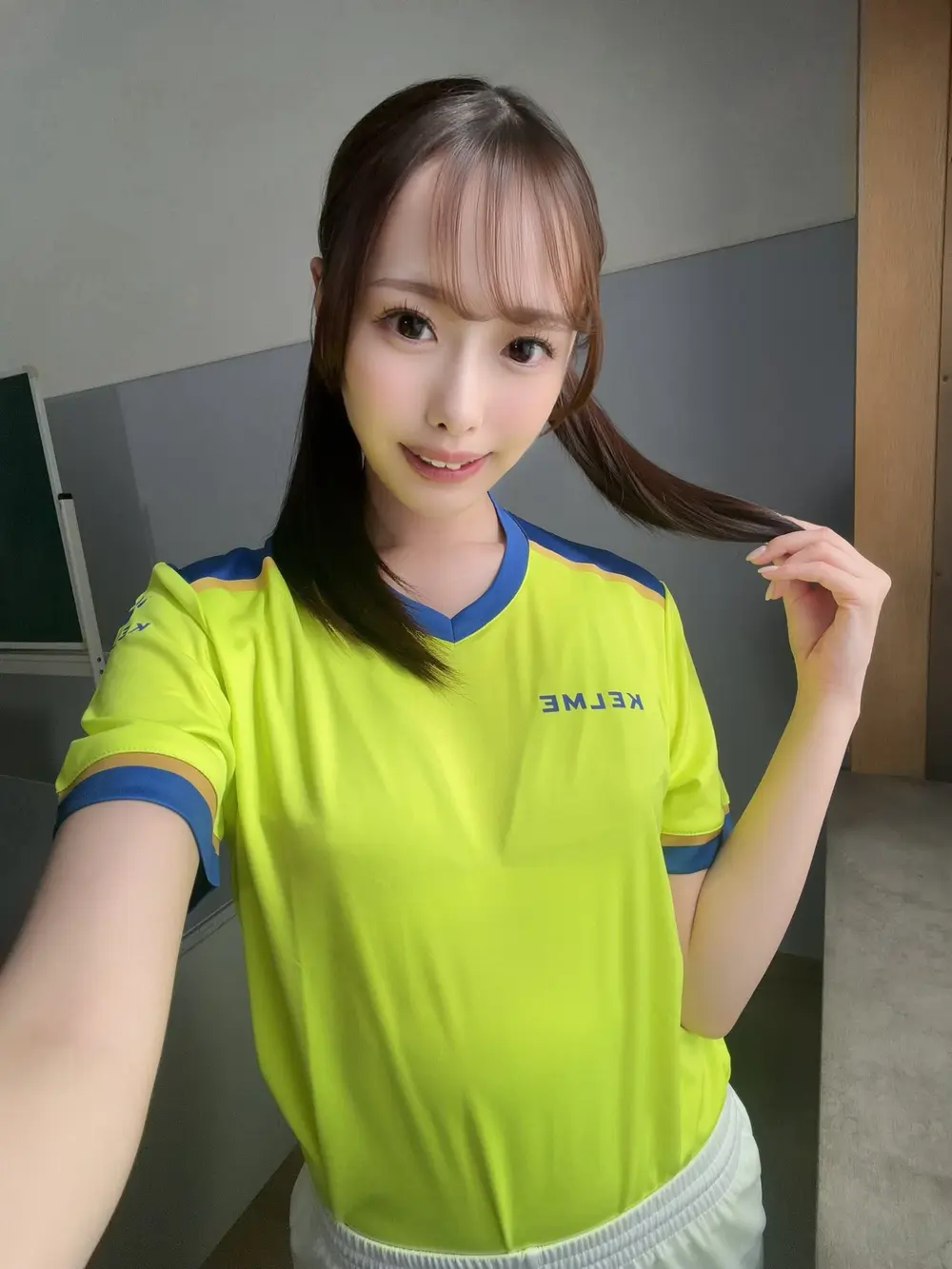 Sakura Nako ในเสื้อกีฬาสีสด