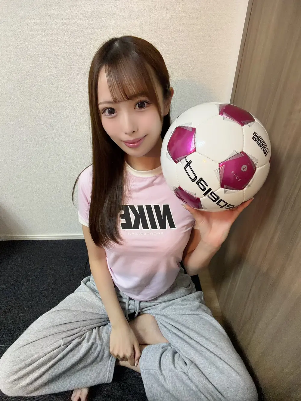Sakura Nako ถือฟุตบอลในลุคสปอร์ต