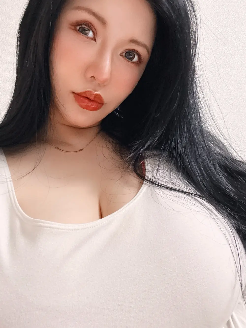 Anri Okita ในภาพพอร์ตเทรตจากบัญชีทางการ