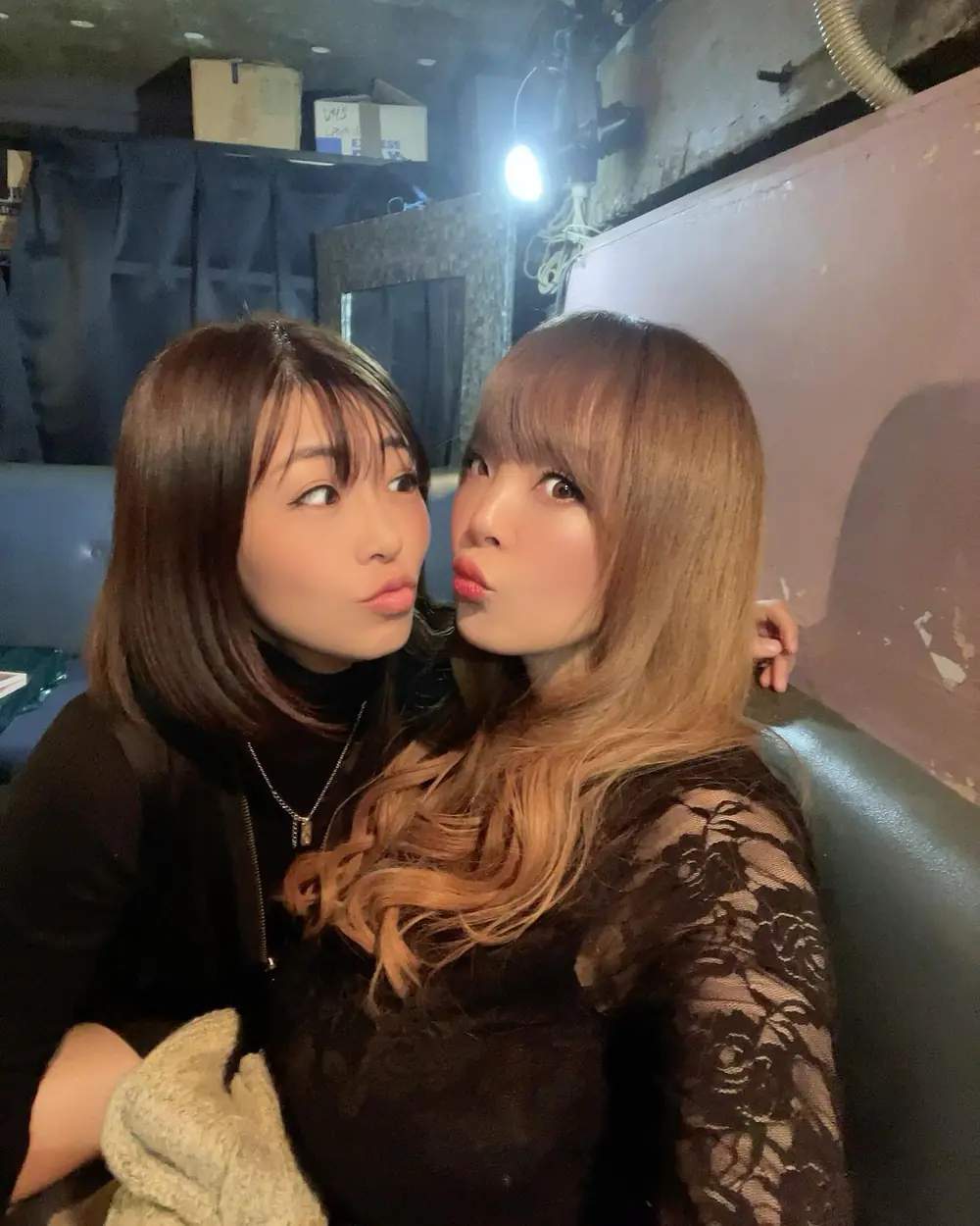 Hitomi Tanaka ในงานครบรอบร่วมกับเพื่อน