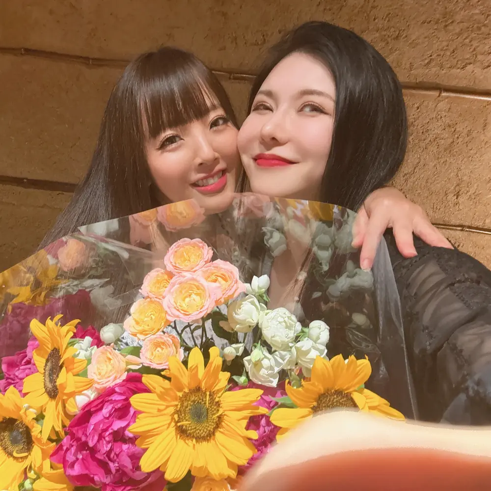 Hitomi Tanaka ถ่ายภาพร่วมกับ Anri พร้อมช่อดอกไม้