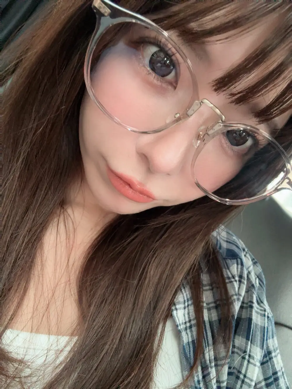 Ai Uehara ในภาพเซลฟี่จากบัญชีทางการ