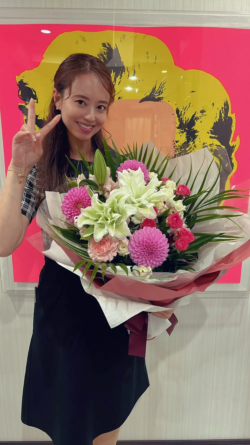 Akiho Yoshizawa ถือช่อดอกไม้ในภาพจากบัญชีทางการ