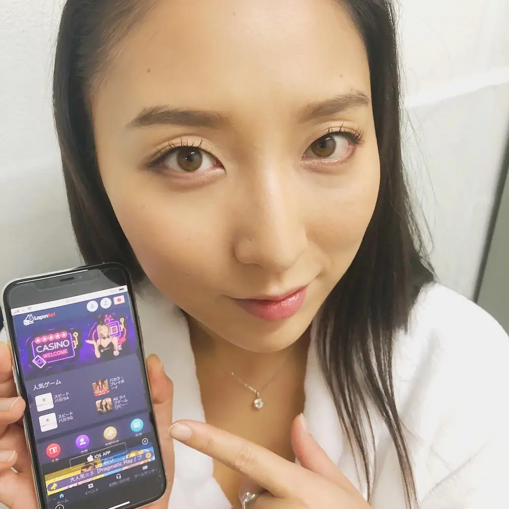 Yuri Honma ในภาพเซลฟี่ถือสมาร์ตโฟน